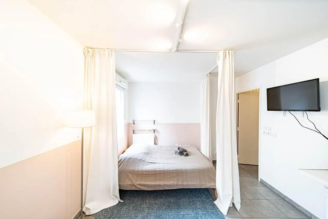 Le Petit Montel- Studio Avec Garage-Metro Valmy Lyon Appartement