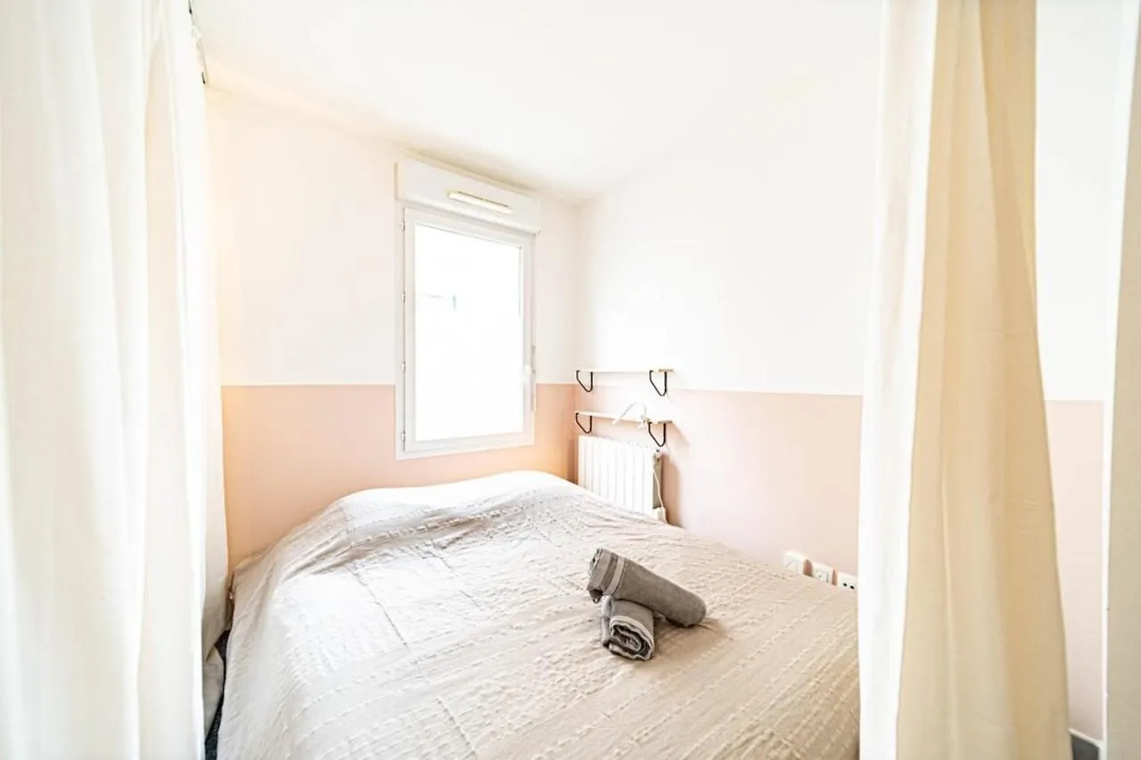 Le Petit Montel- Studio Avec Garage-Metro Valmy Lyon 0*,  Frankrijk